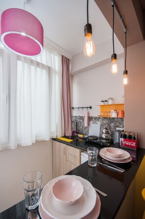 Premium bedding, desk, soundproofing, iron/ironing board - Newway Apartments (Istanbul)