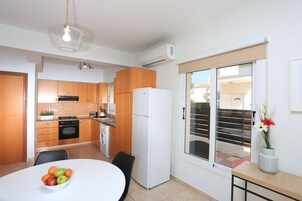 Refrigerador con freezer, microondas, horno, placa de cocina