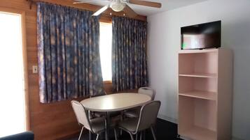 Habitación triple básica, 2 habitaciones | 1 habitación, insonorización y tabla de planchar con plancha