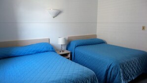 Basic Double Room, 1 Bedroom, Pool View | 1 bedroom, soundproofing, iron/ironing board, free WiFi - Golden Rail Motel (North Wildwood)