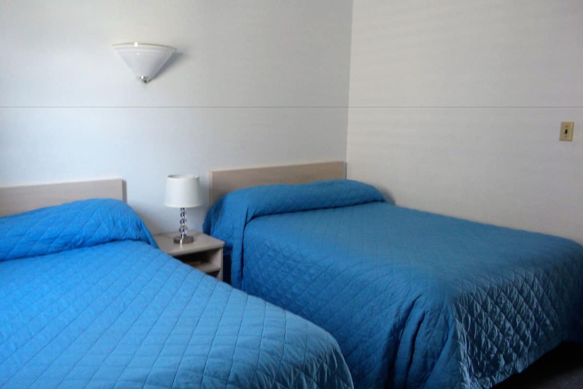 Habitación básica doble, 1 habitación, vistas a la piscina | 1 dormitorio, sistema de insonorización, tabla de planchar con plancha