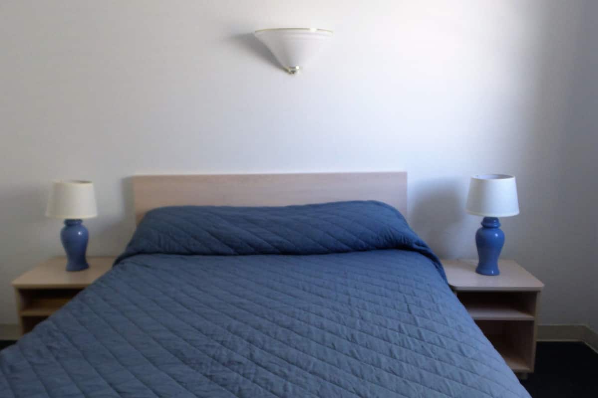 Habitación triple básica, 2 habitaciones | 1 dormitorio, sistema de insonorización, tabla de planchar con plancha