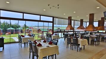 2 restaurants, breakfast served