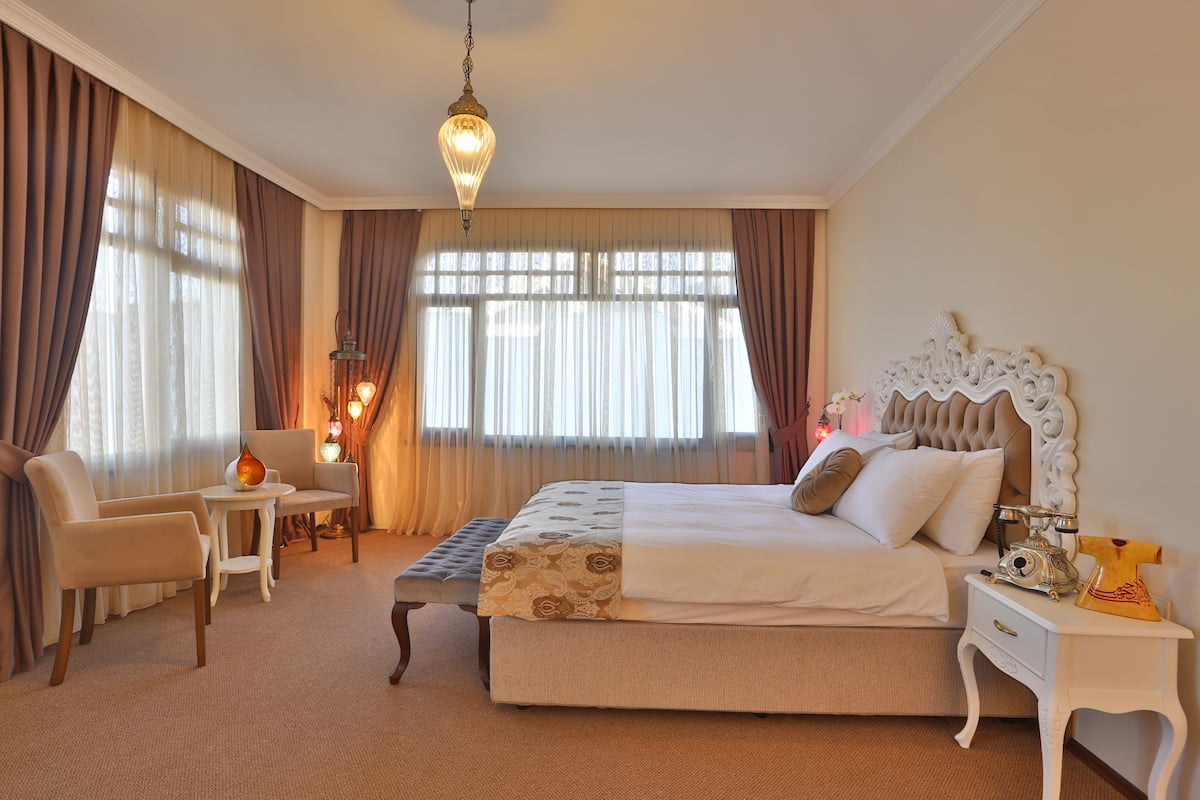 Deluxe Room | Minibar, in-room safe, desk, free cribs/infant beds