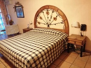 Kahden hengen huone, 2 parisänkyä | Tallelokero huoneessa, ilmaiset lisävuoteet, ilmainen Wi-Fi