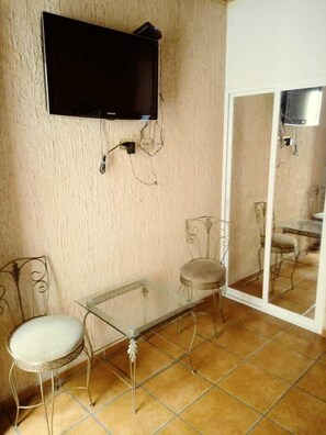 Habitación doble, 1 cama King size | Televisión