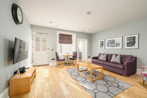 Leilighet – classic, 1 soverom | 1 soverom, safe på rommet, skrivebord og strykejern/-brett