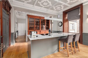 Deluxe studio, 1 slaapkamer | Privékeuken | Een koelkast/vriezer, een magnetron, een oven, een kookplaat