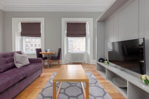 Klassieke studio, 1 slaapkamer | Woonruimte | Een flatscreentelevisie