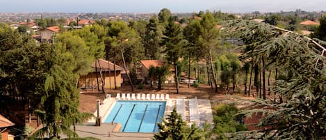 Outdoor pool, pool umbrellas, sun loungers