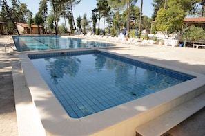 Outdoor pool, pool umbrellas, sun loungers - Grand Hotel Bonaccorsi (Pedara)