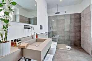 Deluxe Room | Bathroom | Shower, rainfall showerhead, free toiletries, hair dryer - Relais Servio Tullio (Rome)