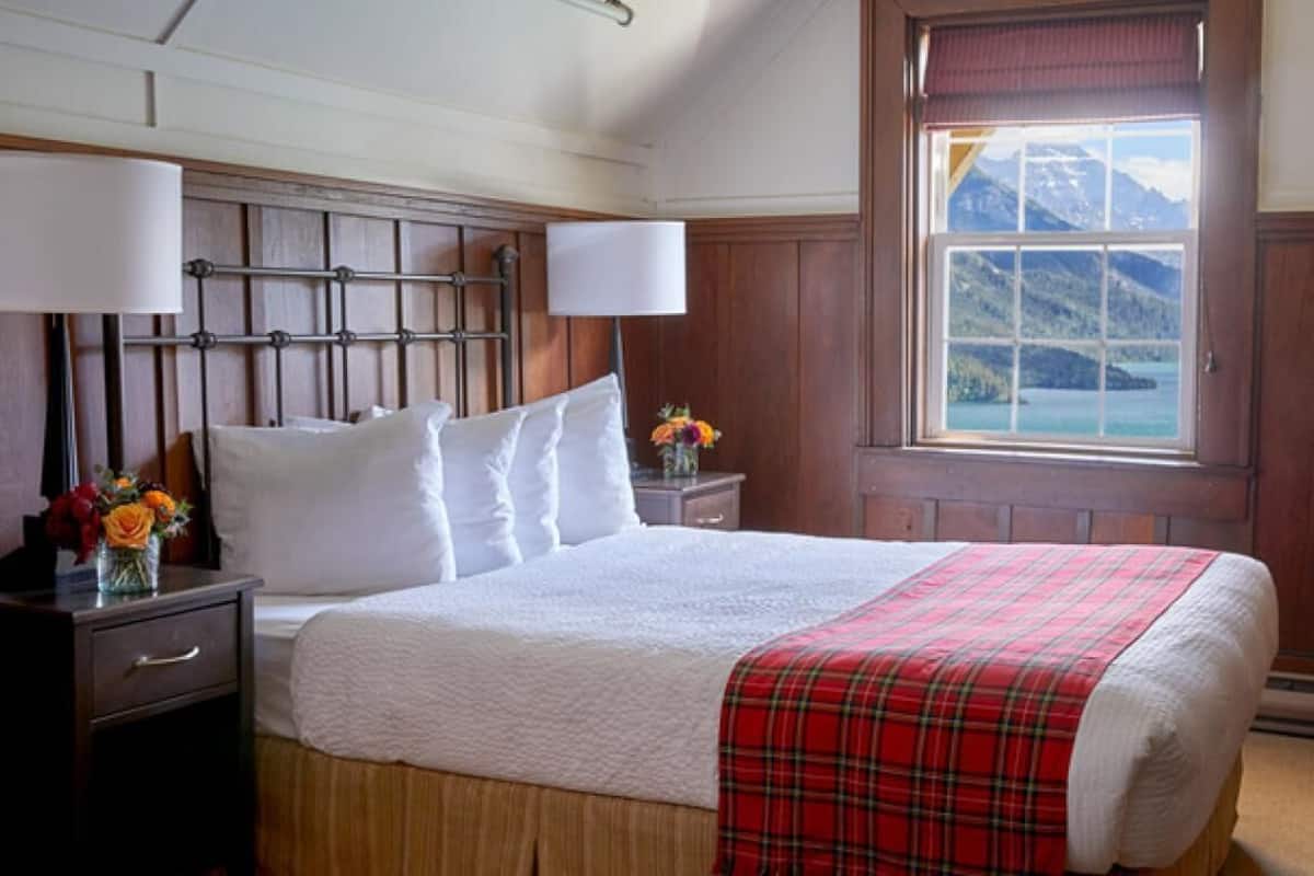 5th floor lakeside queen | desk, free cots/infant beds