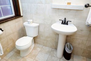 Desk, free cots/infant beds - Prince of Wales Hotel (Waterton Park)