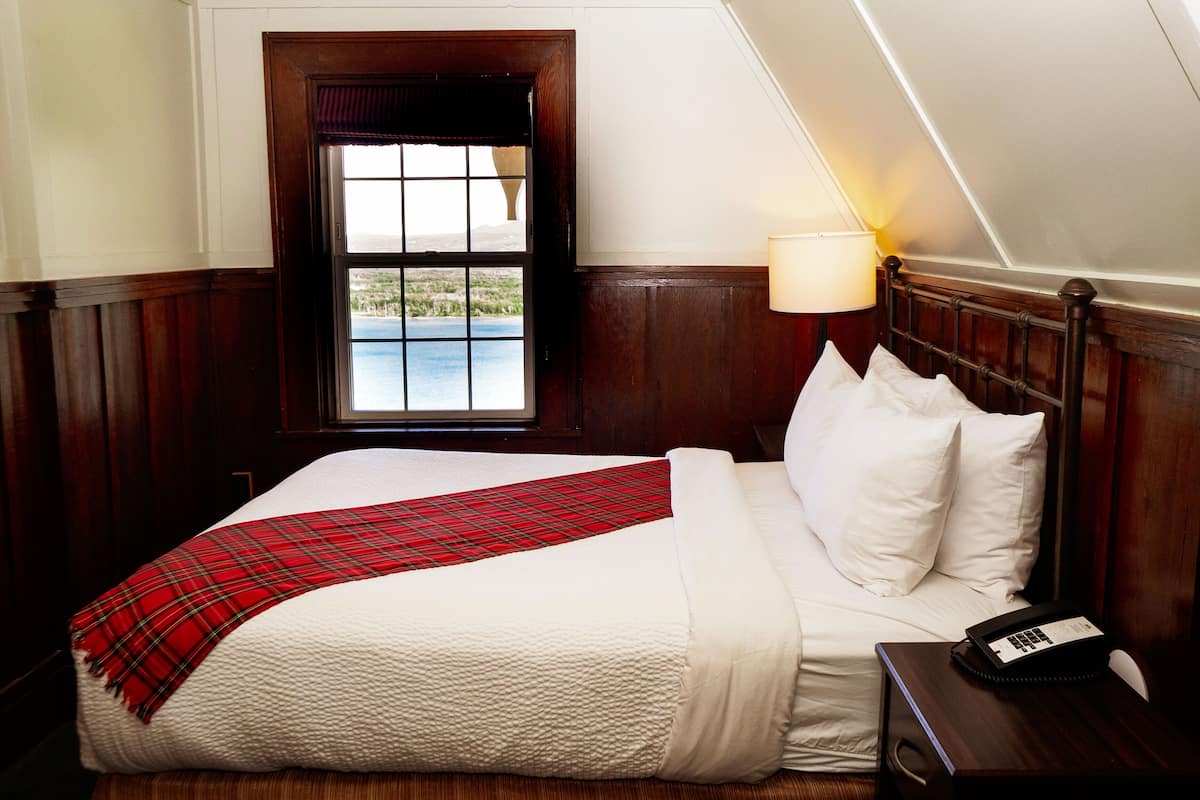 스탠다드룸, 침실 1개, 부분 호수 전망 | 책상, 무료 유아용 침대