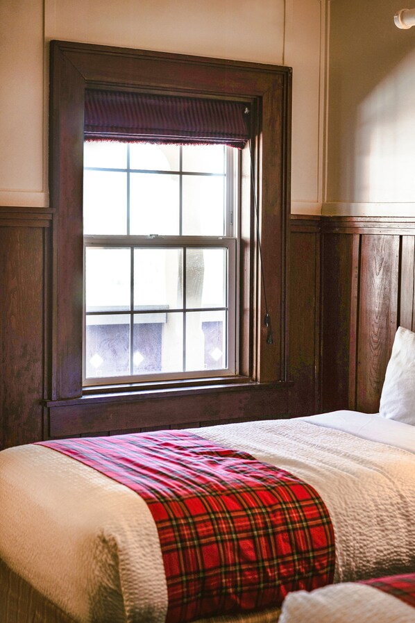 Desk, free cots/infant beds - Prince of Wales Hotel (Waterton Park)