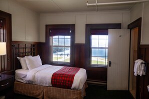 Desk, free cots/infant beds - Prince of Wales Hotel (Waterton Park)