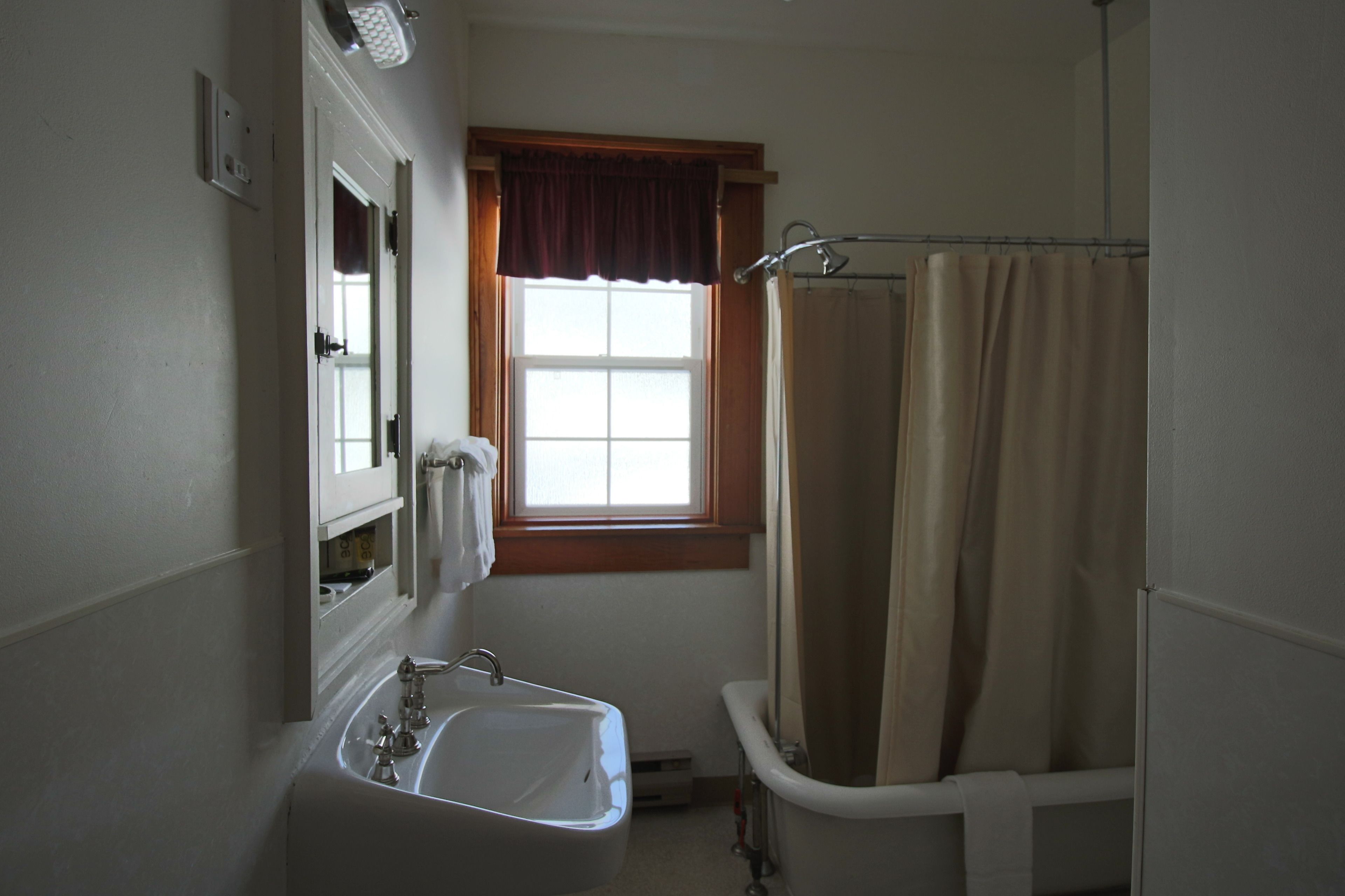 combined shower/bathtub, free toiletries, towels