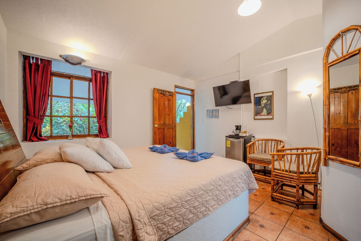 Classic Double Room, 1 King Bed | WiFi (free), bed sheets
