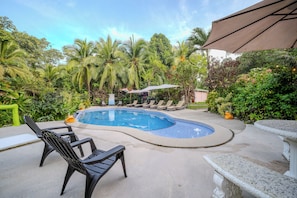 Outdoor pool, pool umbrellas, sun loungers - La Diosa Nature Lodge (Cahuita)