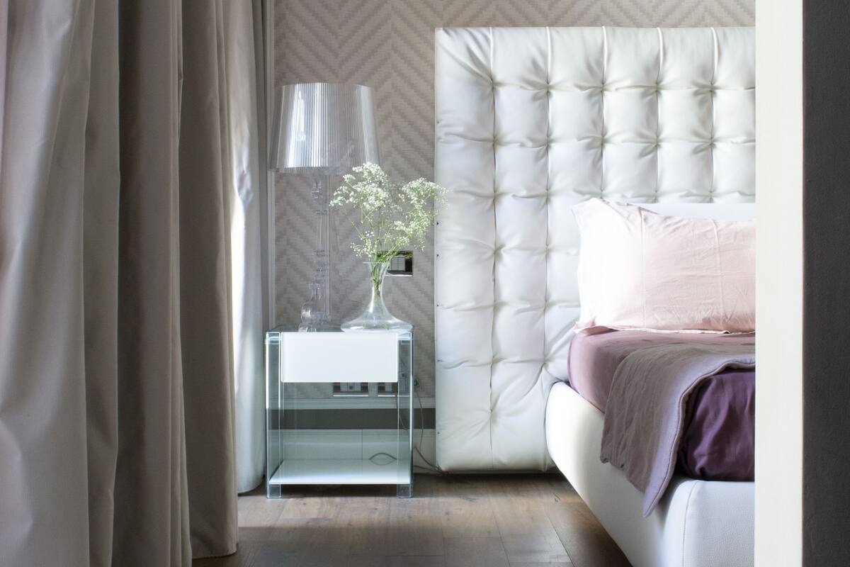 1 bedroom, Egyptian cotton sheets, premium bedding, down comforters