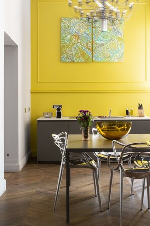 套房 (Split Level) | 私人厨房 | 迷你冰箱、意式浓缩咖啡机、茶具/咖啡用具、电热水壶