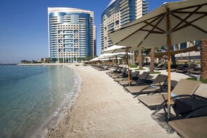 On the beach, white sand, sun loungers, beach umbrellas - Bab Al Qasr Residence (Abu Dhabi)