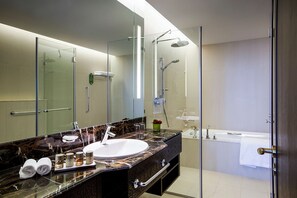 Deluxe Apartment, 2 Bedrooms (Residence) | Bathroom - Bab Al Qasr Residence (Abu Dhabi)