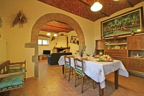 Apartment, 2 Bedrooms | Property amenity - Appartamento Luna (Cortona)