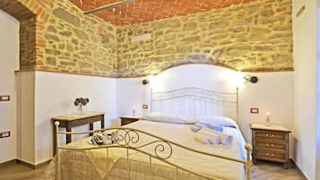 2 bedrooms, iron/ironing board, free cribs/infant beds, free WiFi