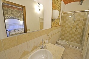 Appartement, 2 chambres | Salle de bain | Douche, sèche-cheveux, bidet, serviettes fournies