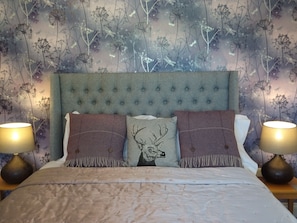 Kahden hengen luksushuone, kylpyhuone makuuhuoneen yhteydessä