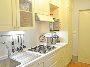 Appartement, 2 chambres | Coin cuisine privé | Grand réfrigérateur, micro-ondes, four, plaque de cuisson