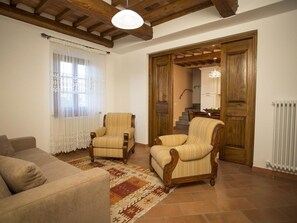 Villa, 4 habitaciones | Área de sala de estar | Televisión 