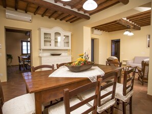 Villa, 4 habitaciones | Sala de estar | Televisión 