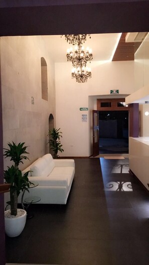 Lobby sitting area - Hotel MS (San Pedro Cholula)