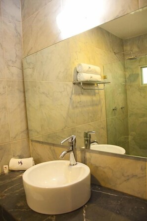 淋浴設備、免費盥洗用品、吹風機