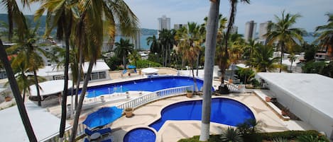 Una piscina cubierta, una piscina al aire libre