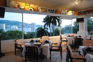 Breakfast, lunch, dinner served; Mexican cuisine  - Hotel Villavera (Acapulco)