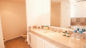 Standard Room | Bathroom | Free toiletries, hair dryer, towels - Hotel Villavera (Acapulco)