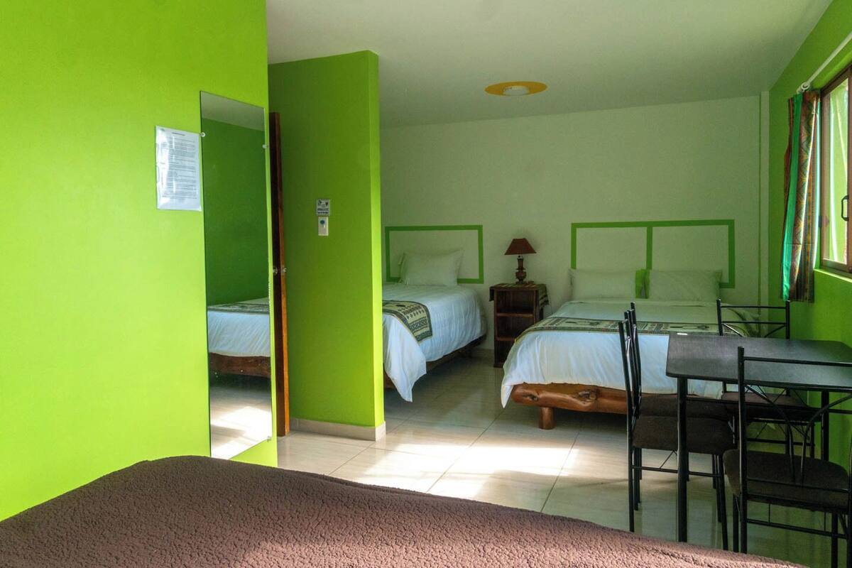 1 slaapkamer, donzen dekbedden, individueel gemeubileerd, een bureau