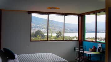 Exclusieve kamer, 1 twee- of 2 eenpersoonsbedden | Uitzicht op het meer