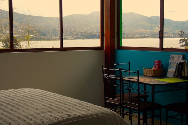 Studiosuite – exclusive, utsikt mot innsjø | Dundyner, individuelt innredet, skrivebord og strykejern/-brett