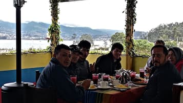 Desayuno de cocina local todos los días (con cargo)