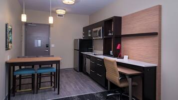 Suite, 1 Schlafzimmer | Schreibtisch, laptopgeeigneter Arbeitsplatz, Verdunkelungsvorhänge