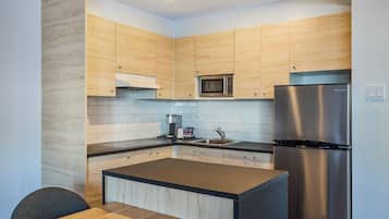 Junior Suite, 1 King Bed with Sofa bed, Kitchenette | Private kitchen | Fridge, microwave, coffee/tea maker