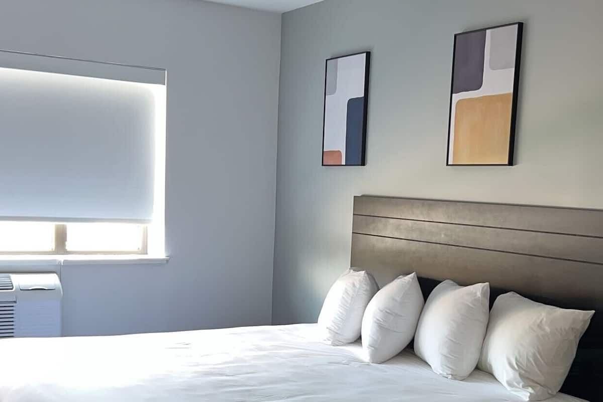 Room, 1 King Bed, Kitchenette | Desk, blackout drapes, iron/ironing board, free WiFi