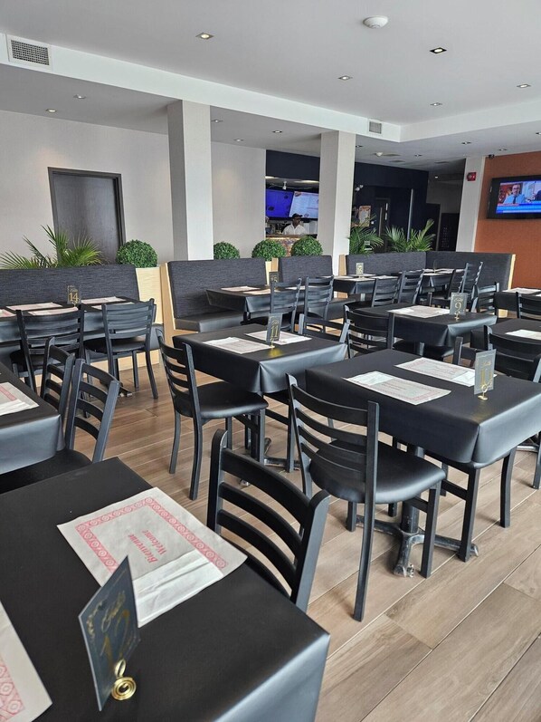 Bữa sáng đầy đủ hàng ngày (13 CAD/mỗi người) 