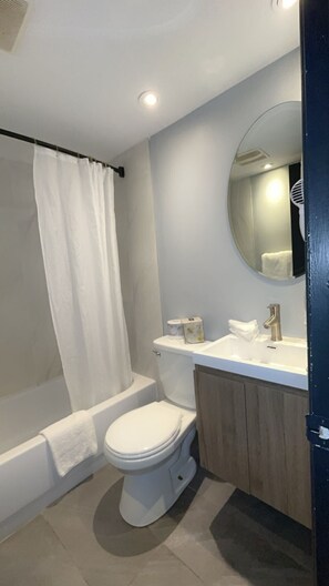 Suite, 1 Queen Bed, Hot Tub | Bathroom | Combined shower/bathtub, eco-friendly toiletries, hair dryer, towels - Hôtel Newstar Montréal (Montreal)