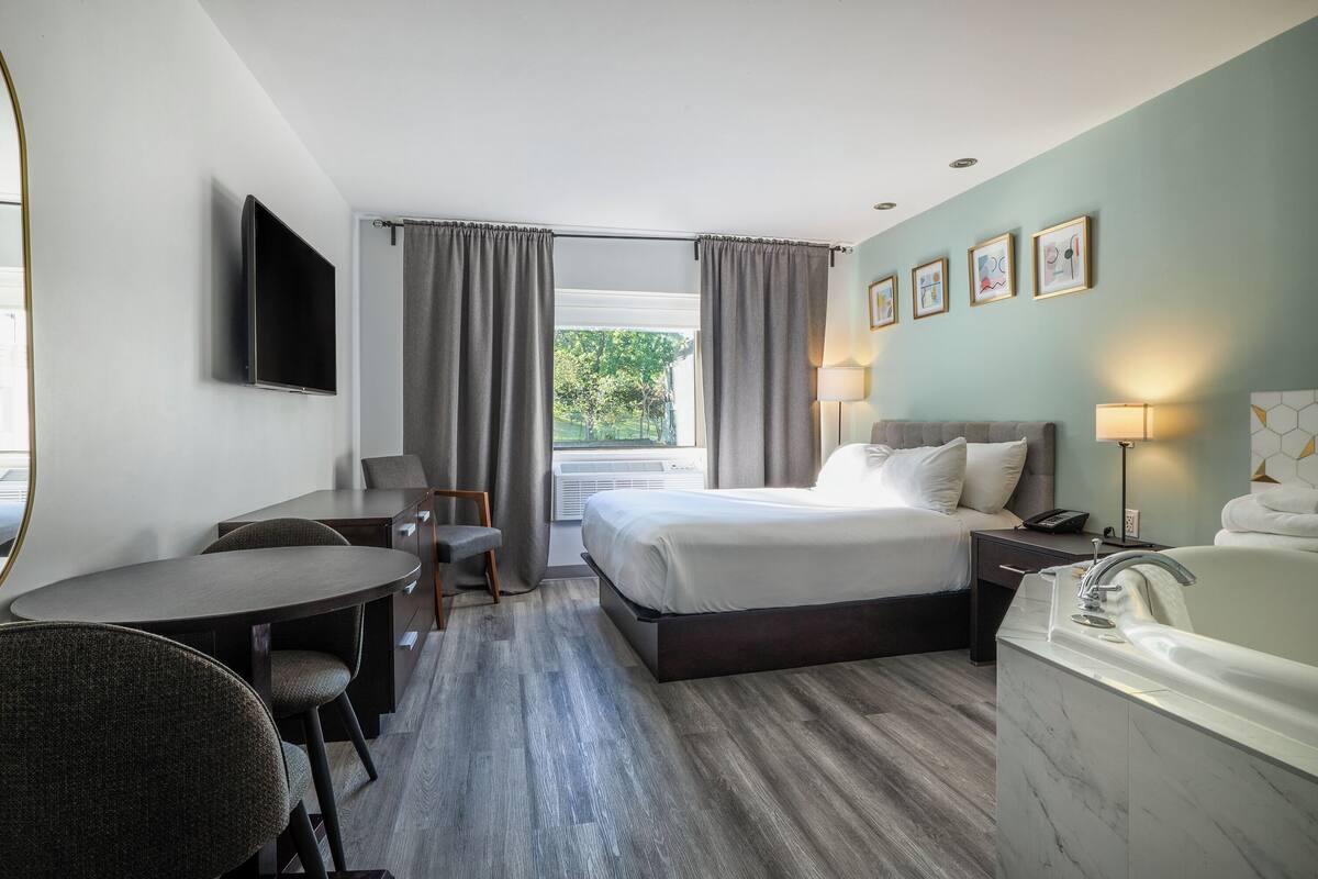 Suite, 1 Queen Bed, Hot Tub